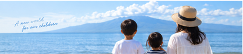 ドゥマゲッティの海岸で、美しい山と海を見つめる、子供二人と母親の後ろ姿
